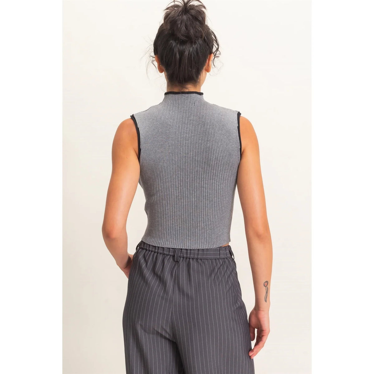 RIBBED MOCK NECK SLEEVELESS TOP