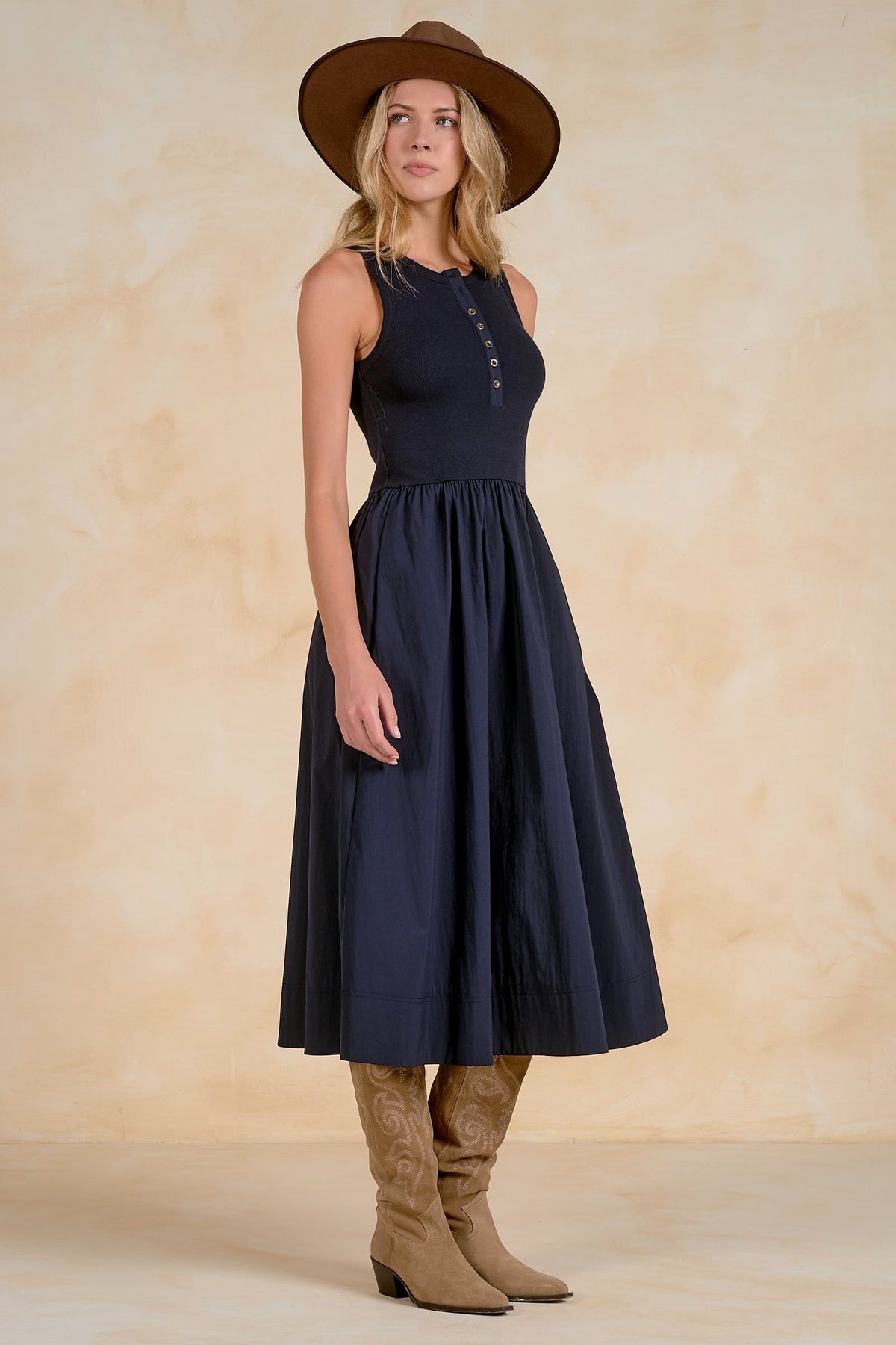 SLEEVELESS DRESS